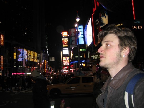 אני בטיים-סקוואר בניו יורק, מתי שעוד לא הייתי נראה כמו ישו (מרץ 2008)
