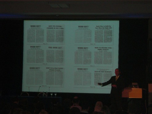 הרצאה מעולה בנושא Testing, בתמונה המרצה מראה איך עיתונים היו עושים טסטינג לפני 100 שנה.